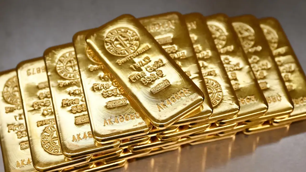 انخفاض أسعار الذهب في مطلع الأسبوع يثير تساؤلات حول حركة التداولات الجديدة